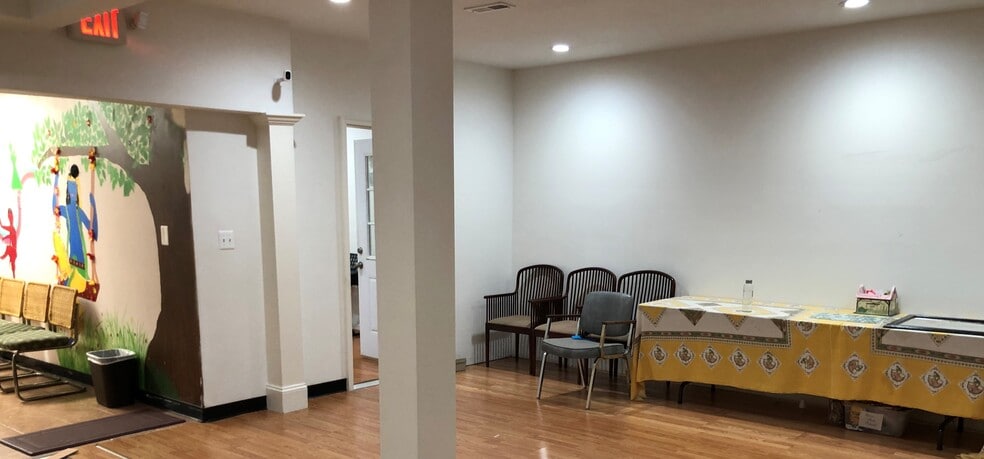 More Photos Of 1323 Shepard Dr, Sterling Showroom For Lease
