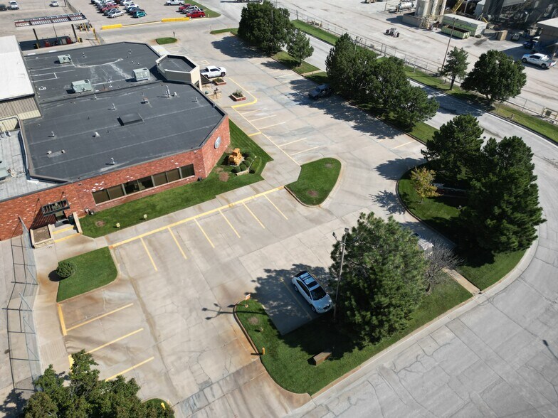 More Photos Of 2060 E Tulsa St, Wichita Cement Gravel Plant For Lease