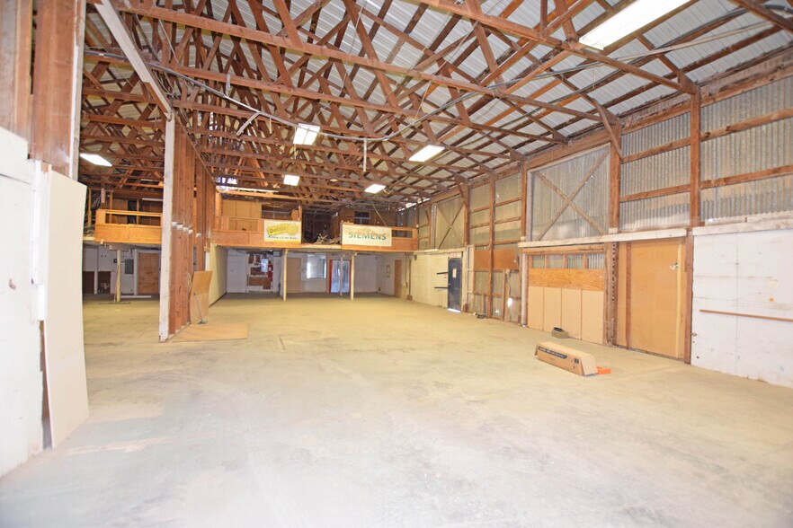 More Photos Of 302 Industrial Ave, Odessa Warehouse For Sale