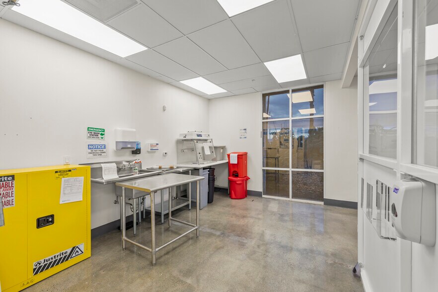 More Photos Of 400 Seaport Ct, Redwood City Medical For Lease