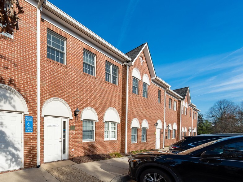 More Photos Of 722 Grant St, Herndon Medical For Sale