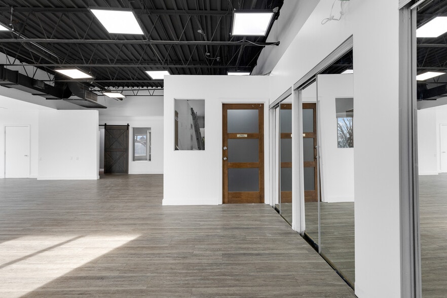 More Photos Of 298-300 Ch du Bord-du-Lac-Lakeshore, Pointe-claire Storefront For Lease