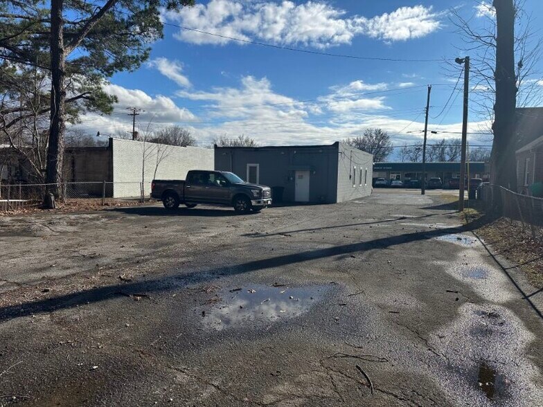 More Photos Of 818 E Wood St, Paris Office For Lease