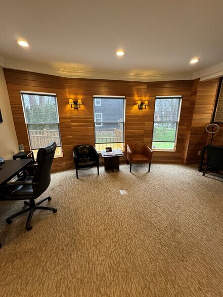More Photos Of 640 W University Dr, Rochester Office Residential For Lease