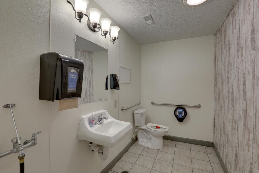 More Photos Of 711 S Front St, Quincy Industrial For Lease