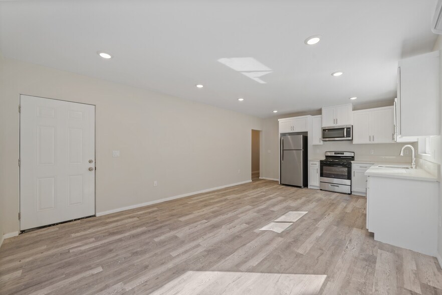 More Photos Of 324 W 51st St, Los Angeles Apartments For Sale