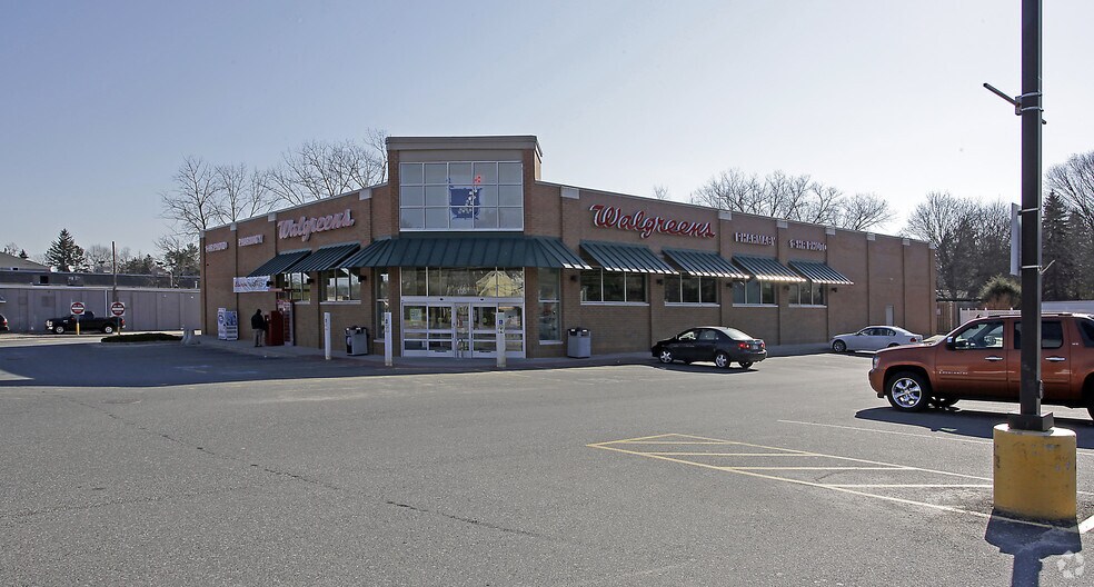 Primary Photo Of 100 E Main St, Webster Drugstore For Lease