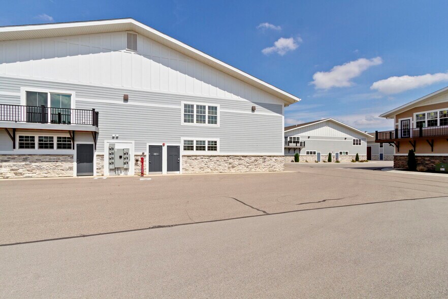 More Photos Of 17745 Motor District Cir, Westfield Showroom For Sale