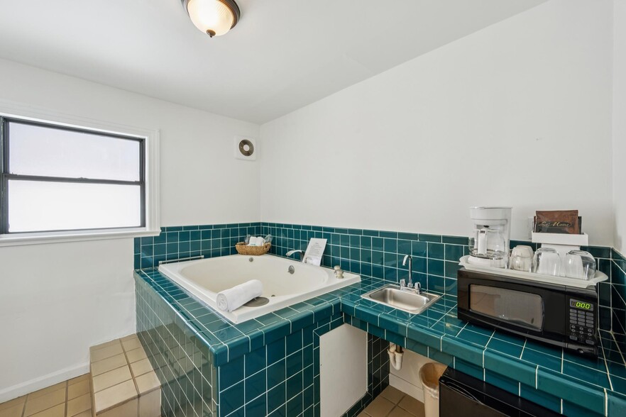 More Photos Of 1623 Lake St, Calistoga Hotel For Sale