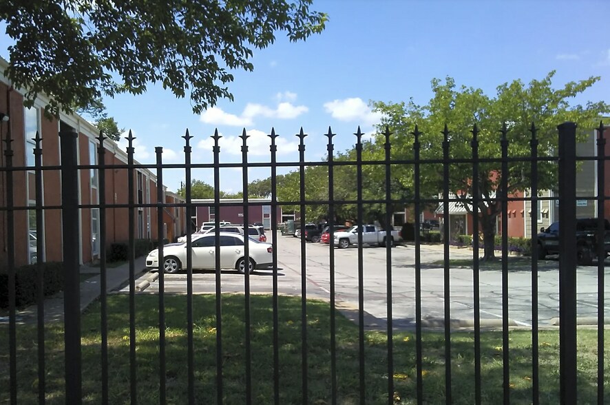 More Photos Of 11457 Dennis Rd, Dallas Apartments For Lease