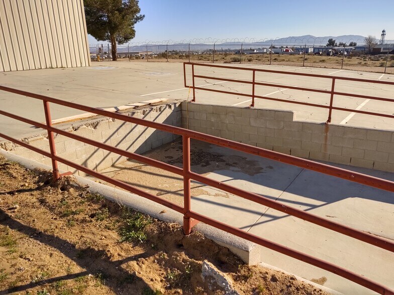 More Photos Of 17402-17407 Eucalyptus St, Hesperia Manufacturing For Sale