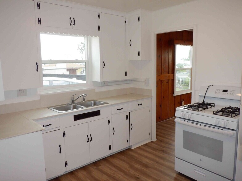 More Photos Of 2245 S Lanoitan Ave, National City Apartments For Sale