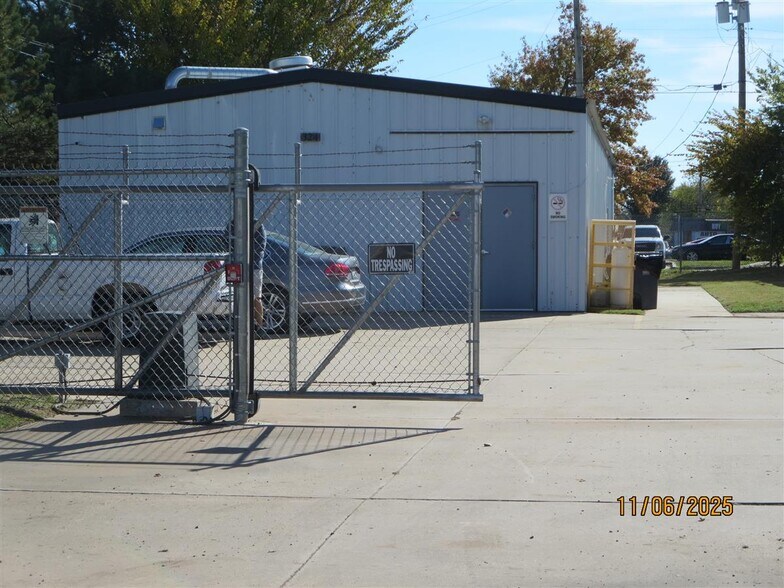 Primary Photo Of 324 NW 94th St, Oklahoma City Manufacturing For Sale