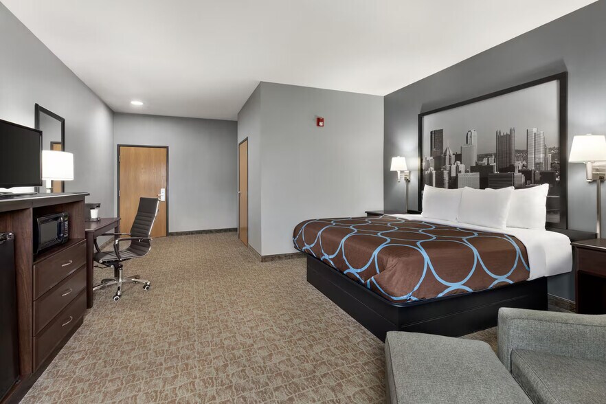 More Photos Of 2001 Leesburg Grove City Rd, Mercer Hotel For Sale