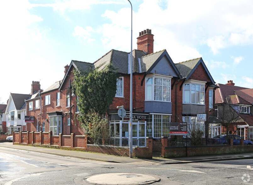 Primary Photo Of 45 Queens Para, Cleethorpes Hotel For Sale