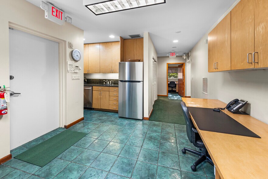 More Photos Of 1571 NW 13th Ct, Miami Medical For Lease