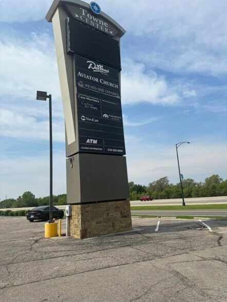 More Photos Of 200 W Greenway Ct, Derby Unknown For Lease