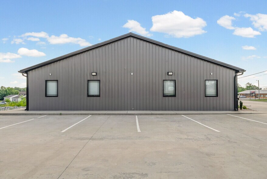 More Photos Of 159 Darlene Dr, Clarksville Office For Lease