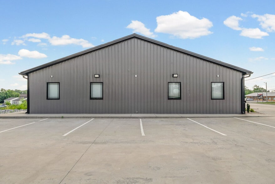 More Photos Of 159 Darlene Dr, Clarksville Office For Lease
