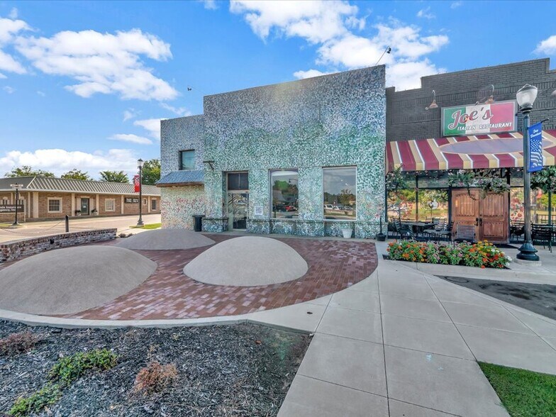 More Photos Of 132 Nacogdoches St, Center Storefront Retail Residential For Sale