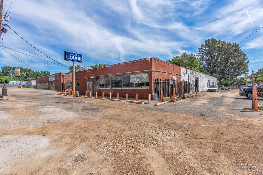 More Photos Of 2090 Elvis Presley Blvd, Memphis Freestanding For Sale