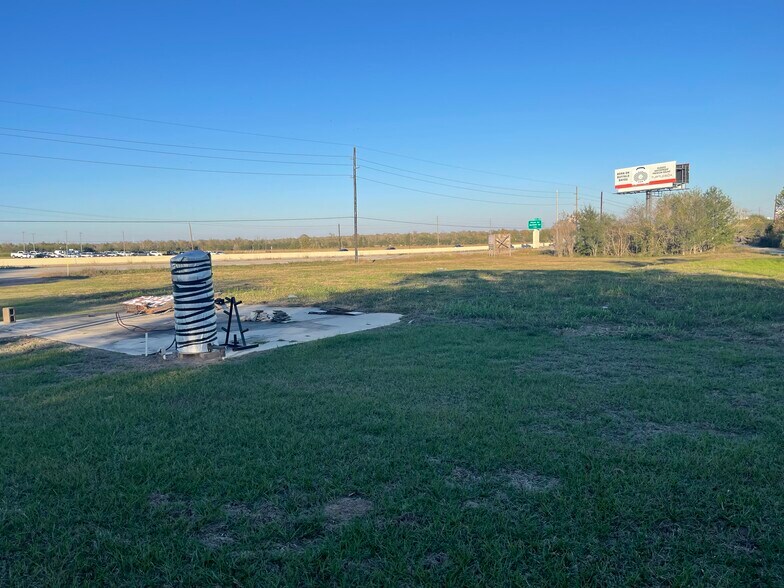 More Photos Of 4095 SE I 10 Frontage Rd, Sealy Medical For Lease