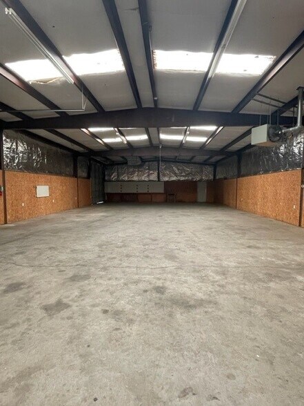 More Photos Of 1310 Driftwood Dr, Bossier City Warehouse For Lease