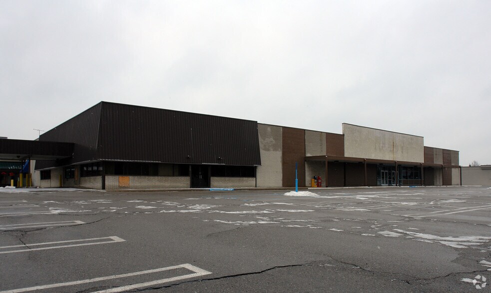 More Photos Of 15640 W 11 Mile Rd, Southfield Freestanding For Lease