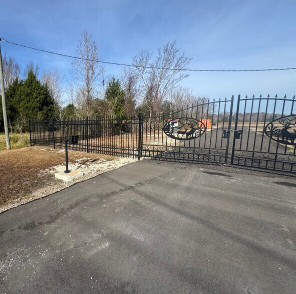 More Photos Of 2028 Travis Rd, Columbia Specialty For Sale