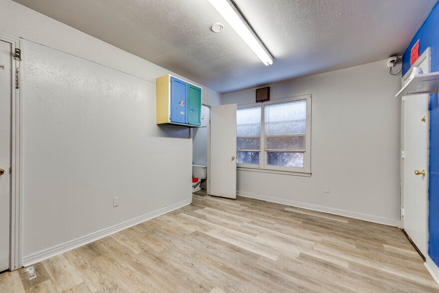 More Photos Of 1005 Austin St, Midland Storefront For Sale