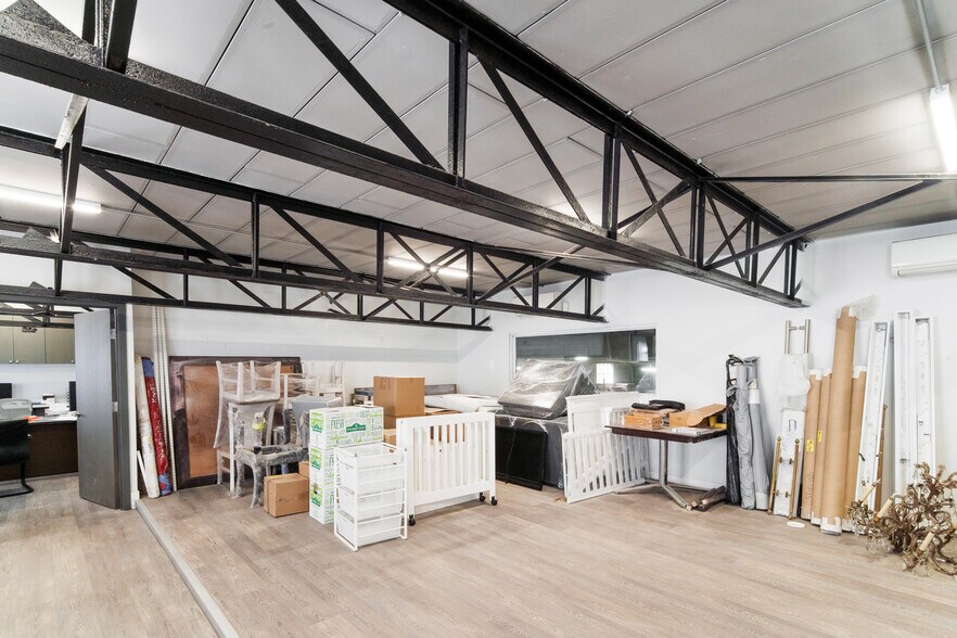 More Photos Of 1819 Gilford Ave, New Hyde Park Warehouse For Lease