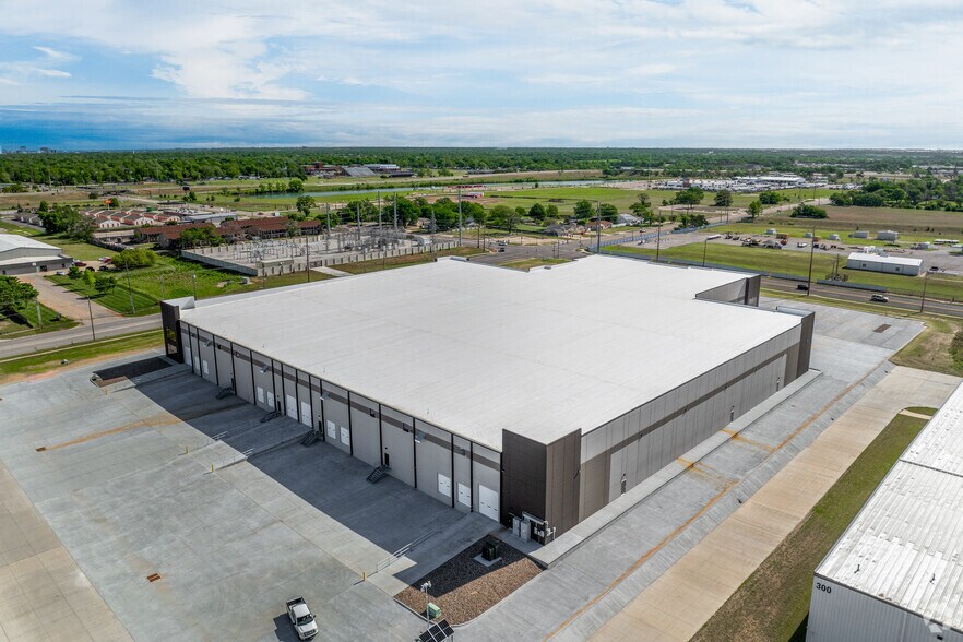 More Photos Of 1217 W MacArthur Rd, Wichita Warehouse For Sale