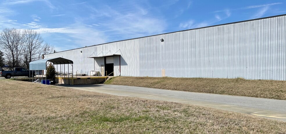 More Photos Of 102 E Holly Hill Rd, Thomasville Manufacturing For Lease