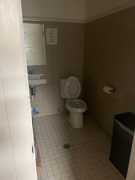 More Photos Of 600 E Main St, Geronimo Convenience Store For Sale