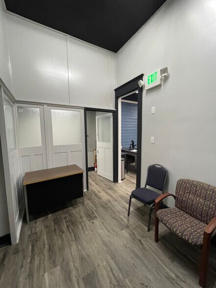 More Photos Of 26 W Broadway St, Shelbyville Office For Lease