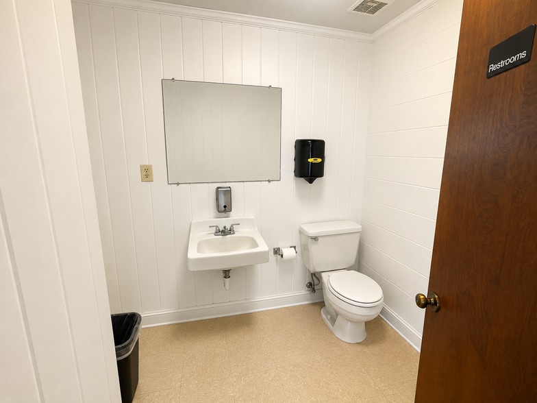 More Photos Of 2032 Sylvester Dr, Moultrie Unknown For Lease