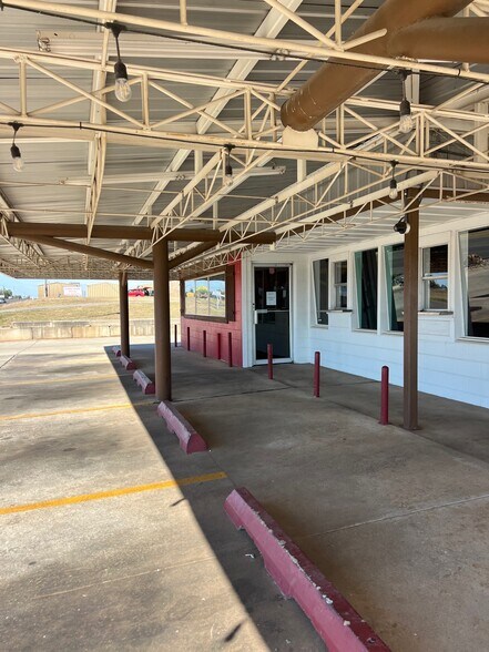 More Photos Of 10811 NE 23rd St, Spencer Restaurant For Lease