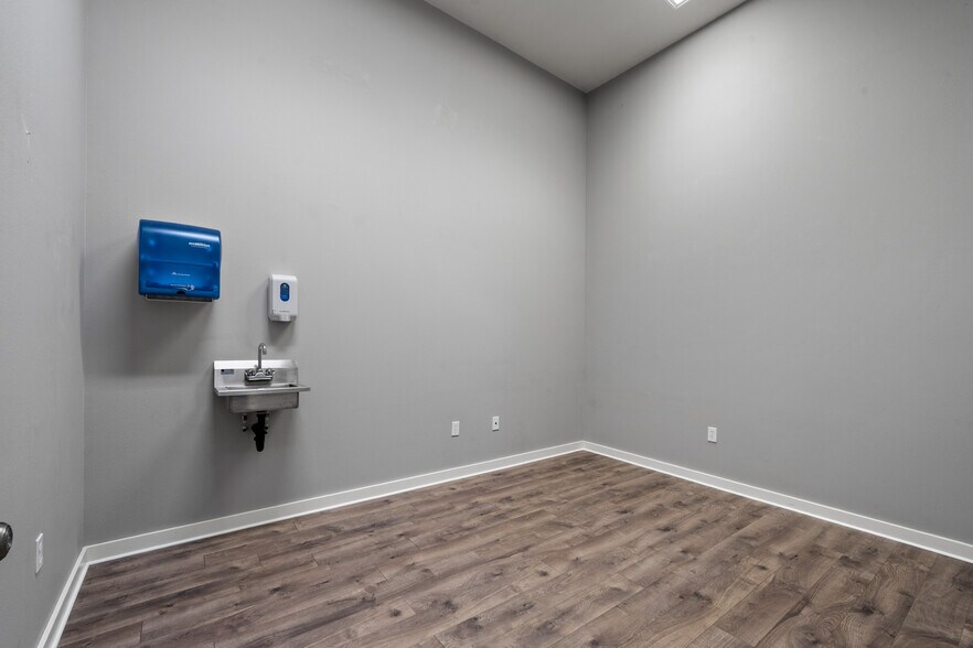 More Photos Of 441-433 30th St, Astoria Healthcare For Lease