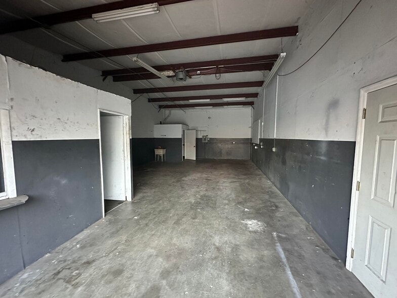 More Photos Of 4260 James St, Port Charlotte Warehouse For Lease