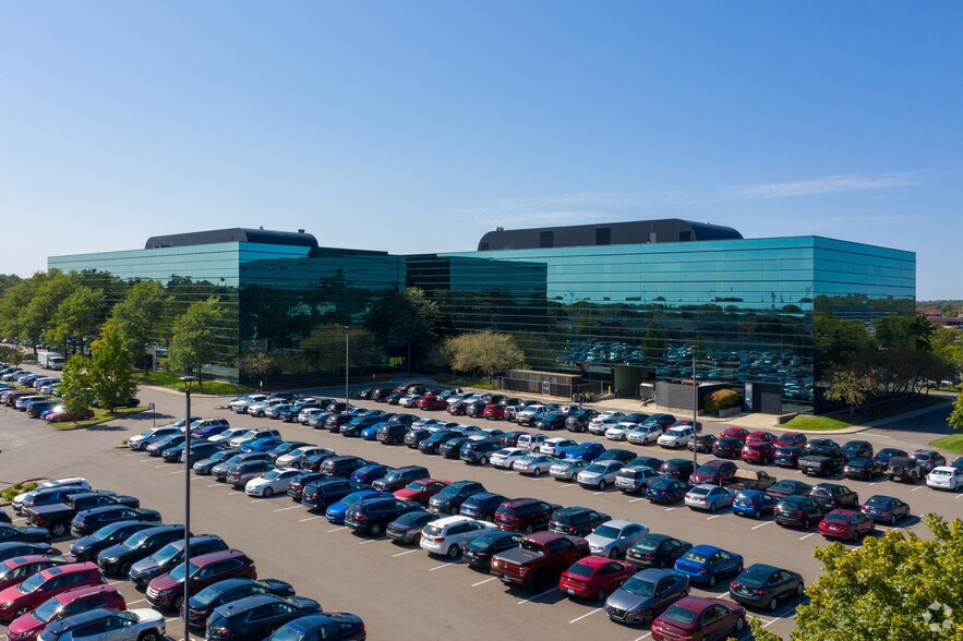 More Photos Of 300 E Big Beaver Rd, Troy Office For Lease