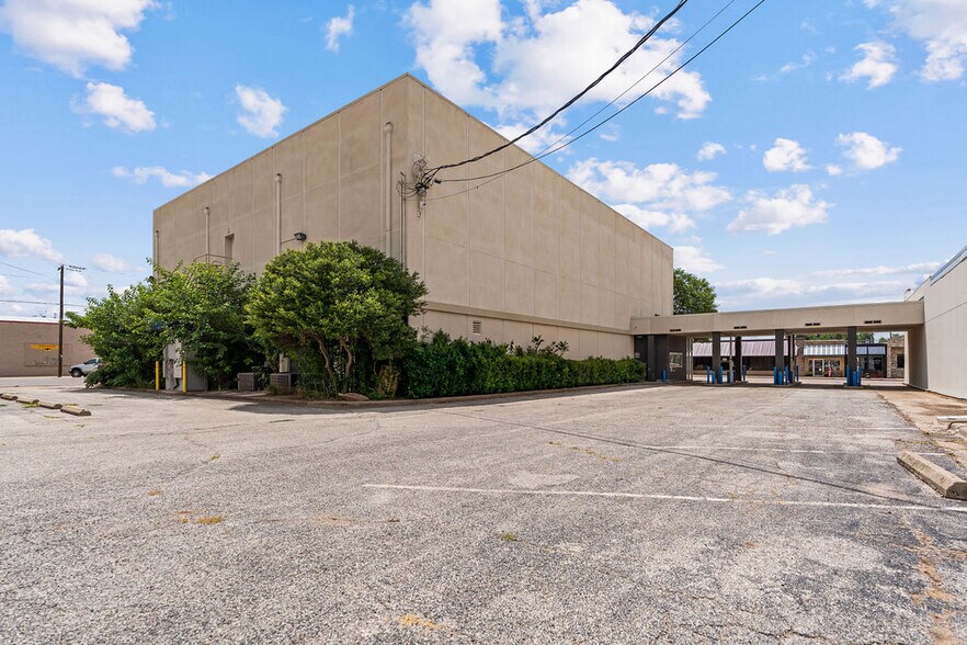 More Photos Of 317 E 3rd St, Burkburnett Bank For Sale