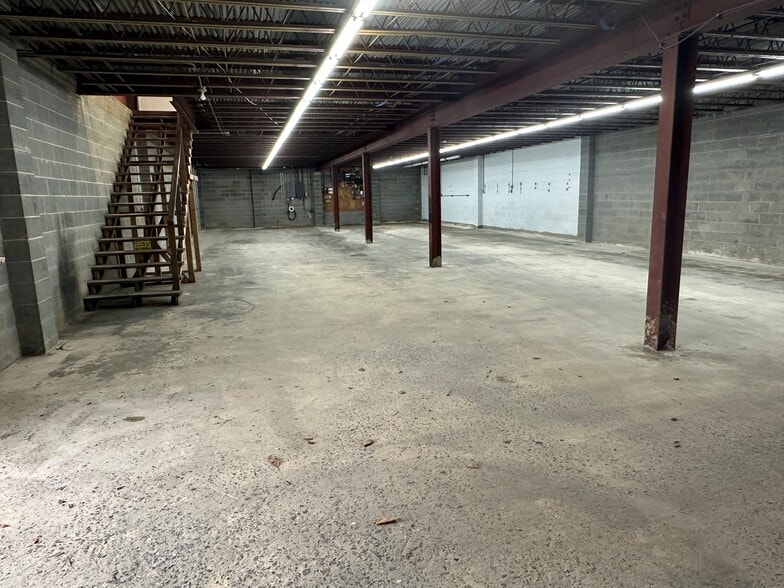 More Photos Of 2304 N Chester St, Gastonia Warehouse For Lease