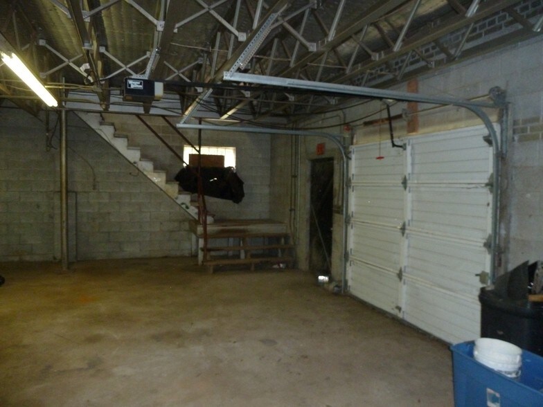 More Photos Of 910 Edgefield St, Greenwood Light Distribution For Sale