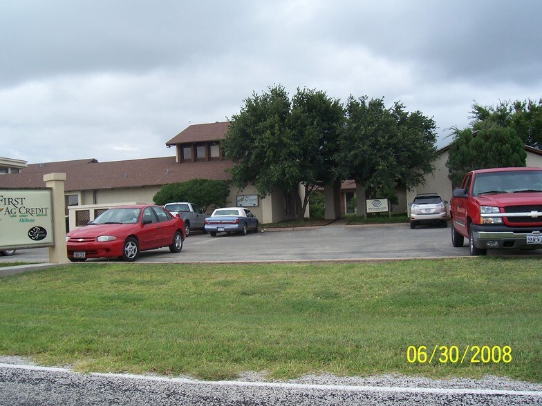 More Photos Of 1215-1219 E South 11th St, Abilene Office For Lease