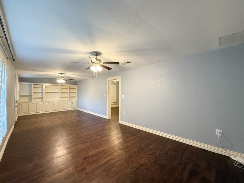 More Photos Of 211 Second St, Denton Flex For Sale