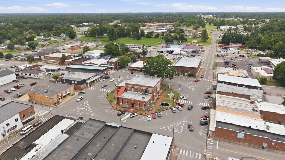 More Photos Of 1 Public Square Red Boiling Springs Sq, Lafayette Showroom For Sale