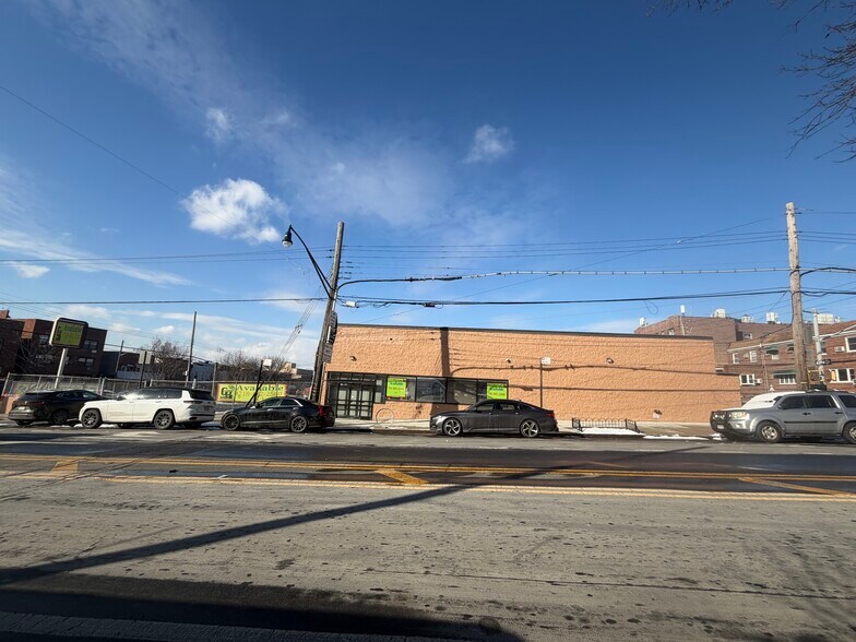 Primary Photo Of 911 Morris Park Ave, Bronx Drugstore For Lease