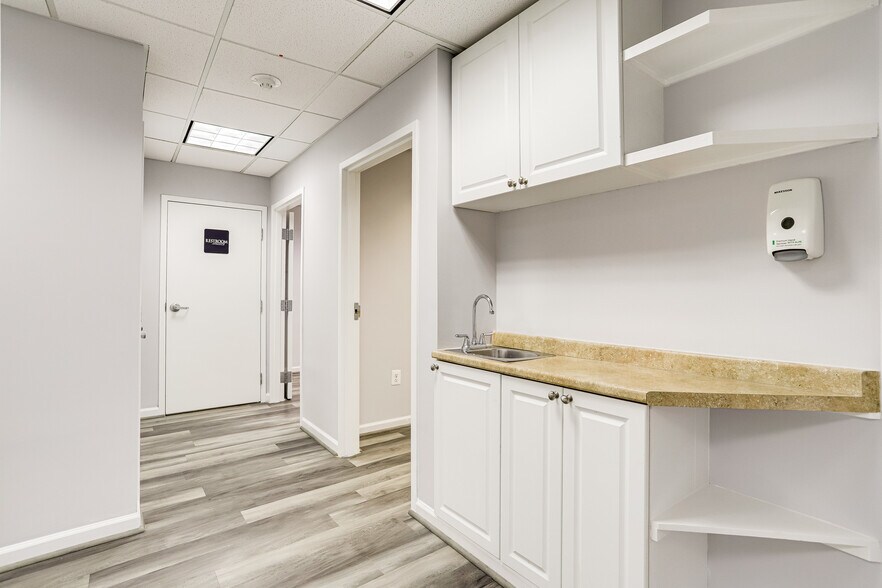 More Photos Of 611 S Carlin Springs Rd, Arlington Medical For Sale