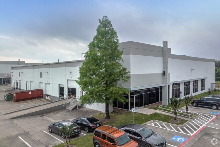 More Photos Of 3423 N Sam Houston Pky W, Houston Unknown For Lease