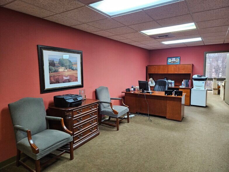 More Photos Of 113 W Public Sq, Glasgow Office For Sale